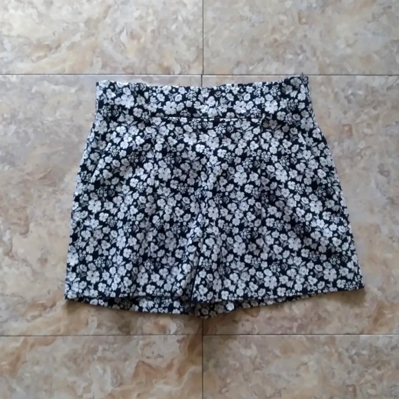 Zara Pants - Zara Black & White floral print shorts, size Medium
